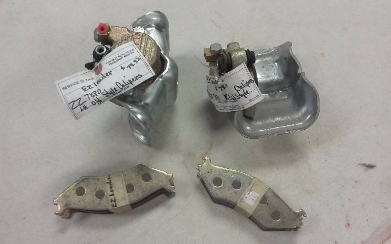 lot 1425 image: Lot - EZ Loader Old Style Caliper, PN ZZ-7880 & Brake Pads, PN ZZ-9900