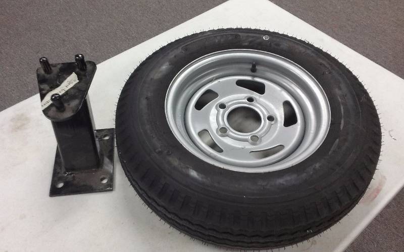lot 1427 image: Lot - NEW Load Star Trailer Tire, 5.3-12 & Spare Tire Carrier