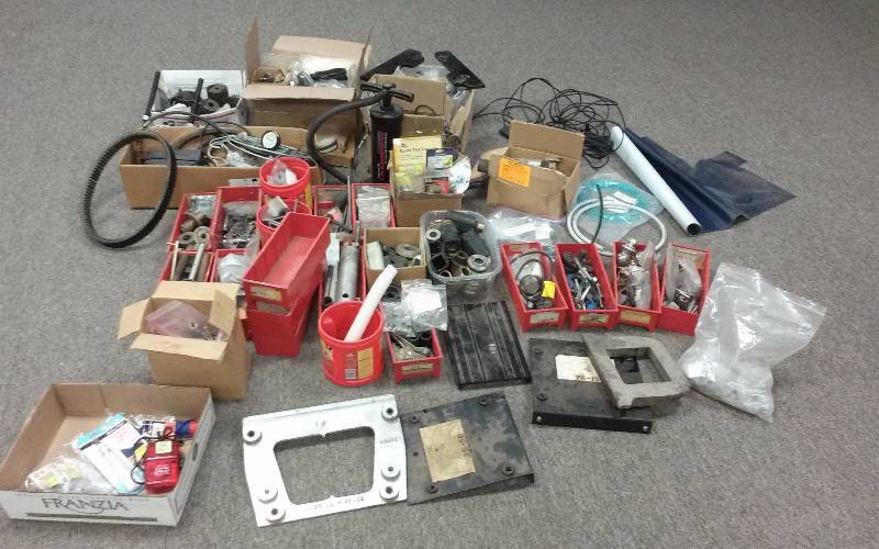 lot 1699 image: Large Lot of Misc - Engine Tools, Hubs,