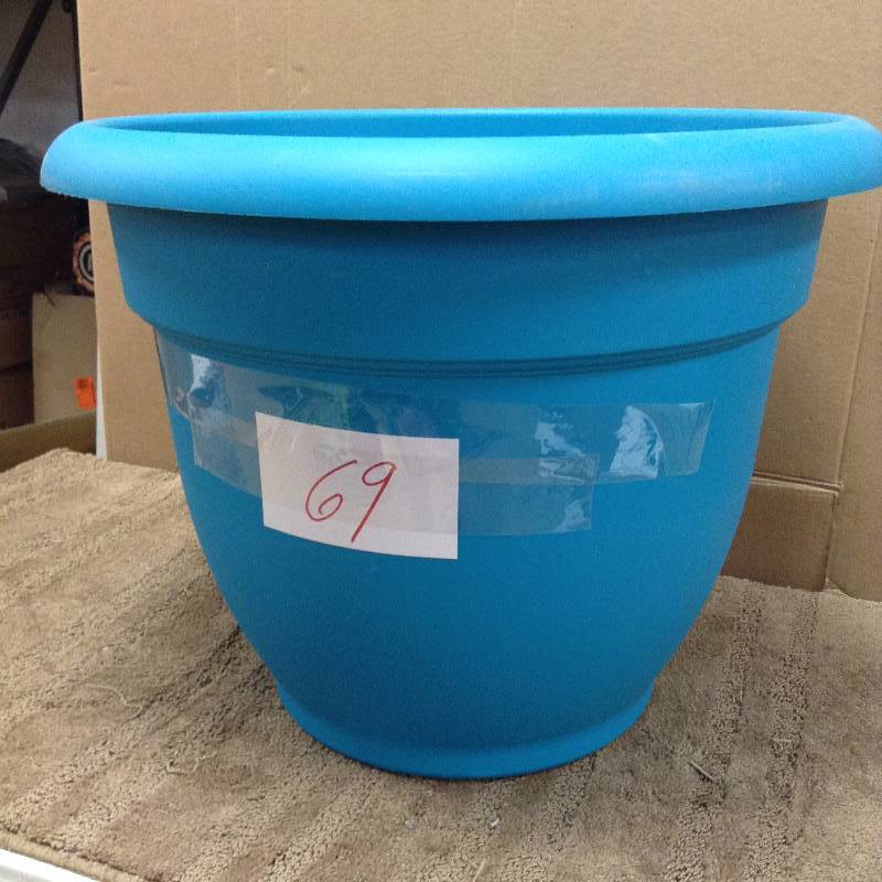 Fiskars 20 in Ariana Planter Blue