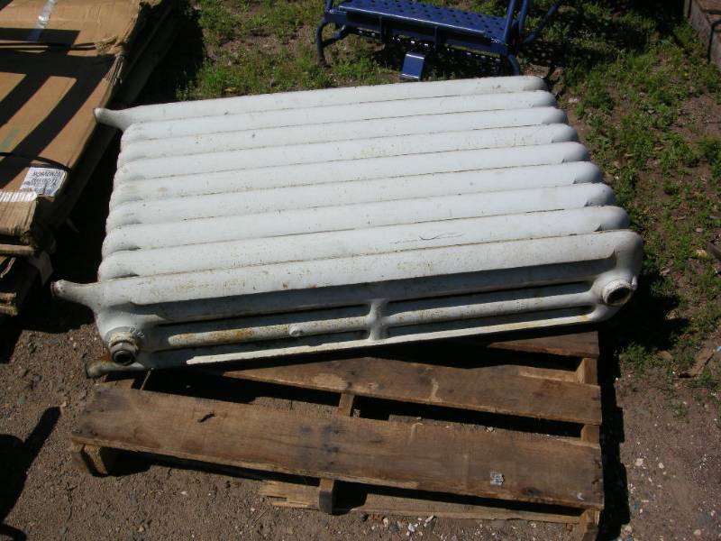lot 5 image: Vintage Cast Radiator