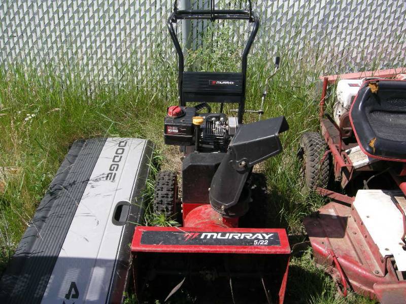 lot 8 image: Murry SnowKing Snowblower
