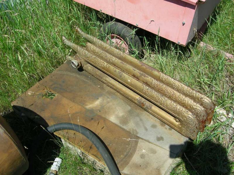 lot 16 image: Antique Cast Radiator