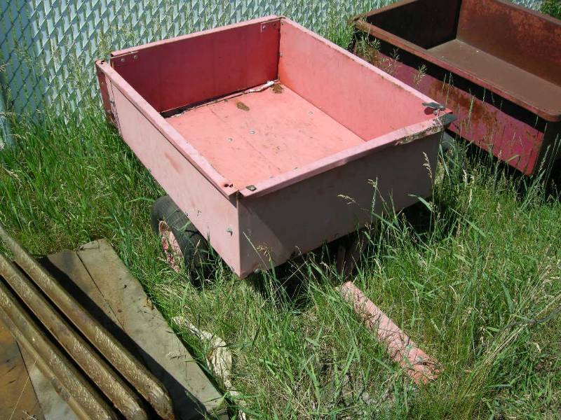 lot 17 image: Metal Lawn Cart