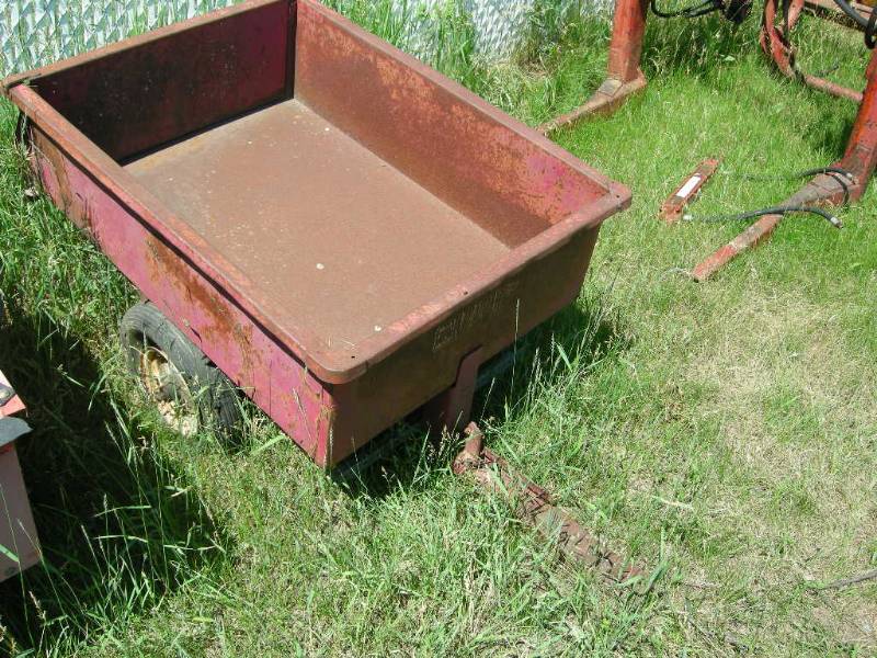 lot 18 image: Metal Lawn Cart