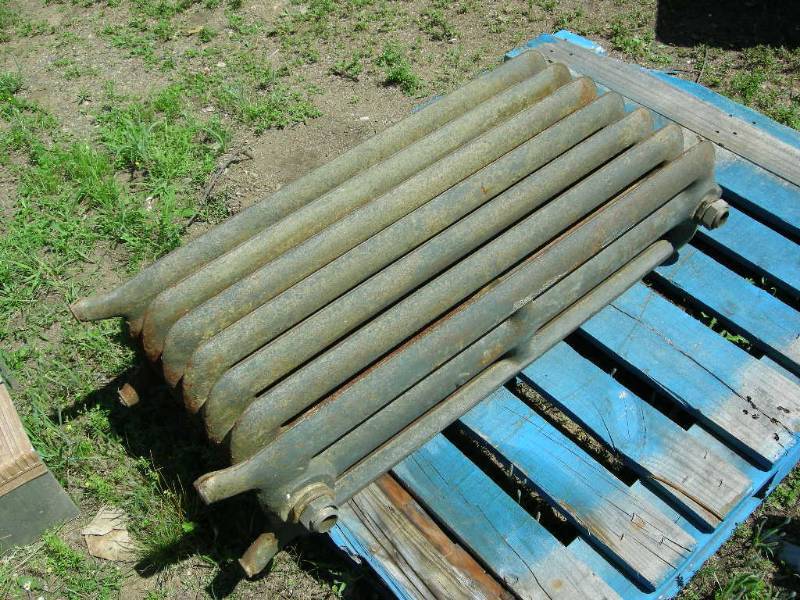 lot 19 image: Vintage Cast Radiator