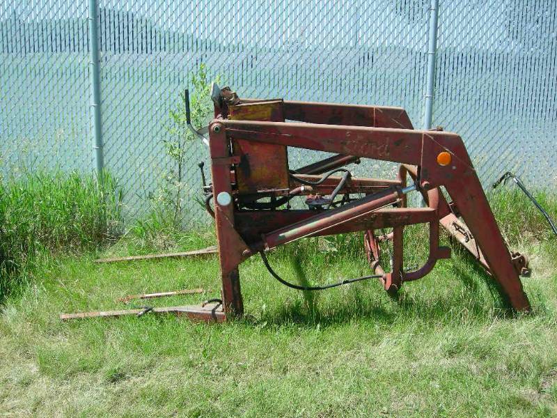 lot 105 image: Ford Tractor Front Loader Bracket