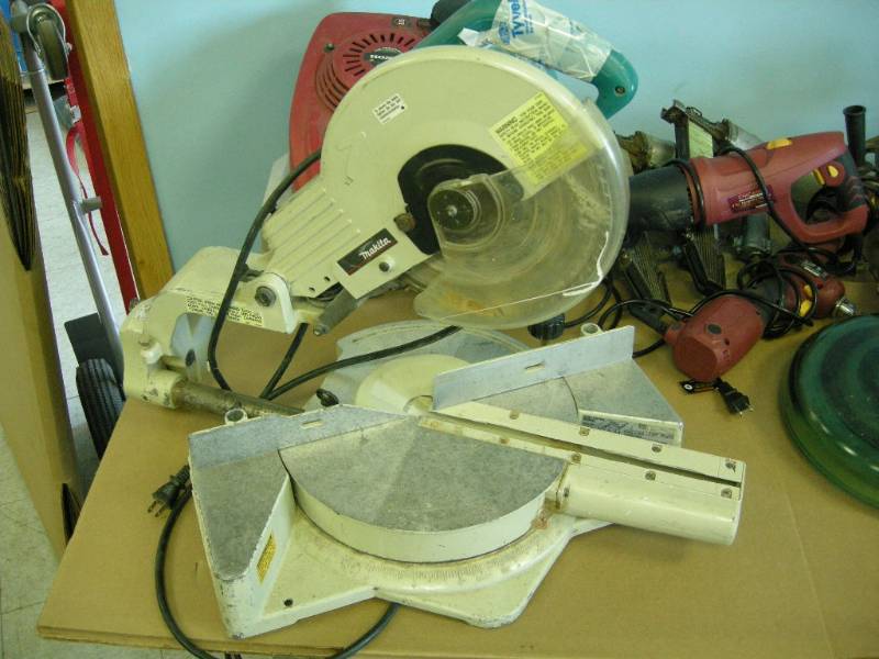 lot 37 image: Makita 10 Slide Compound Miter Saw
