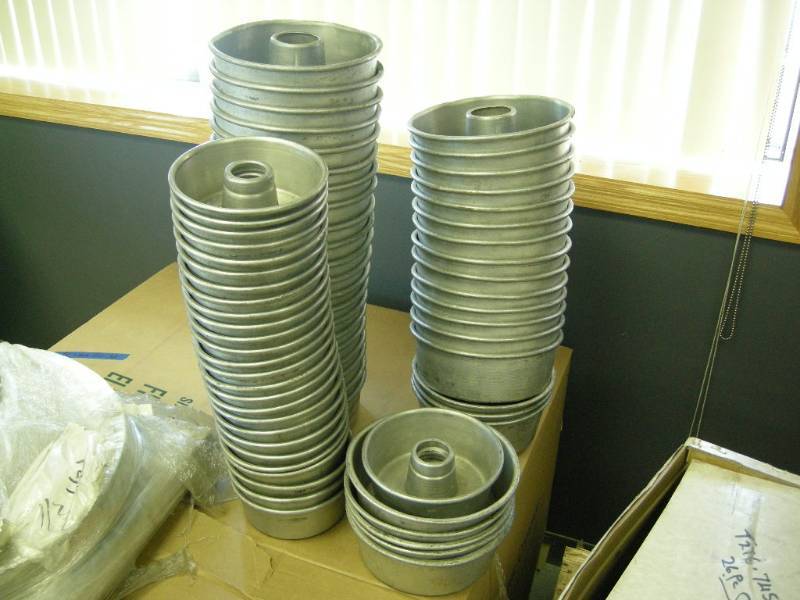 lot 86 image: Group Aluminum Bundt Cake Pans