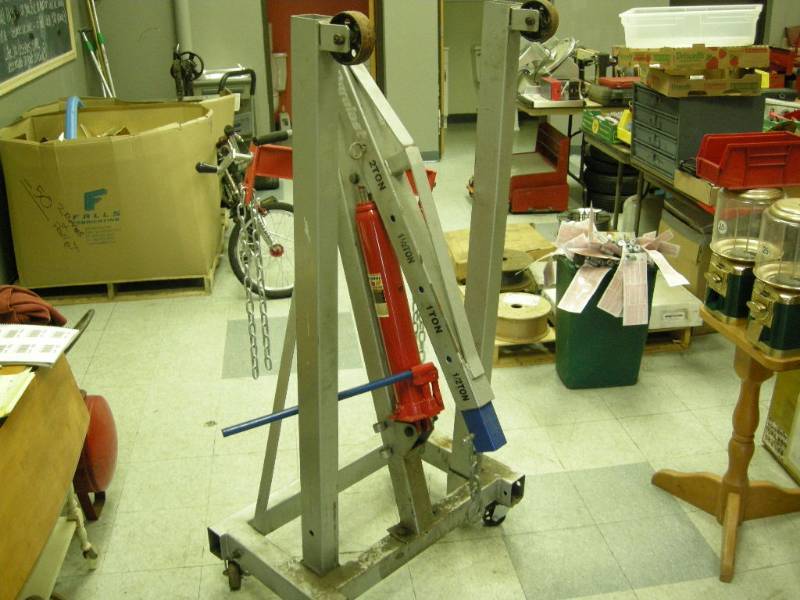 lot 203 image: Duralast 2 ton Engine Hoist