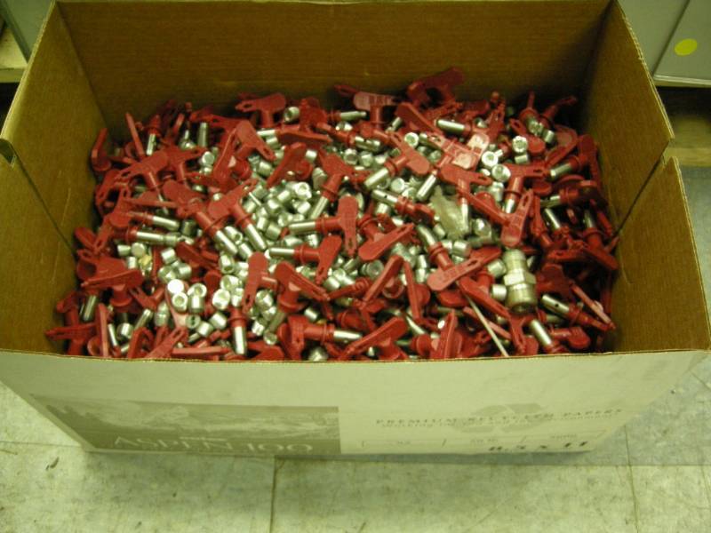 lot 204 image: Group Titan Airless Spray Gun Tips