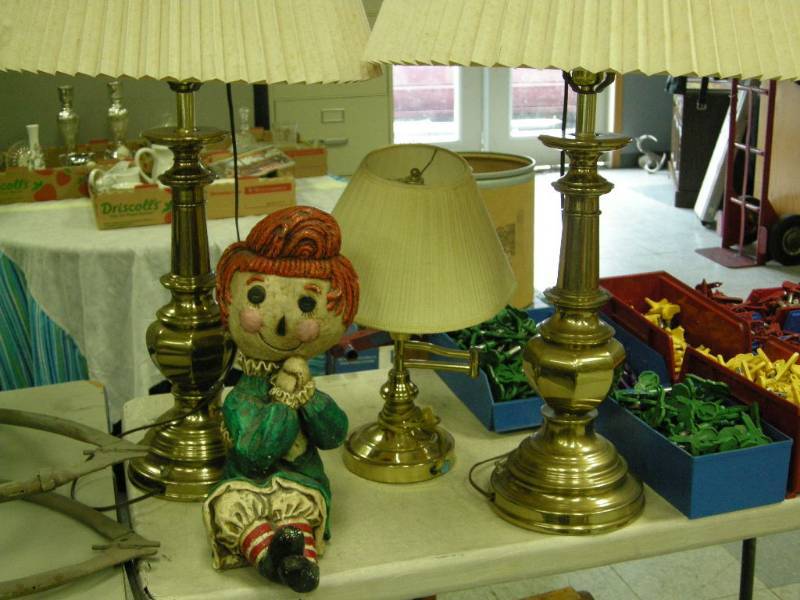 lot 209 image: Group 3 Lamps and Raggedy Anne