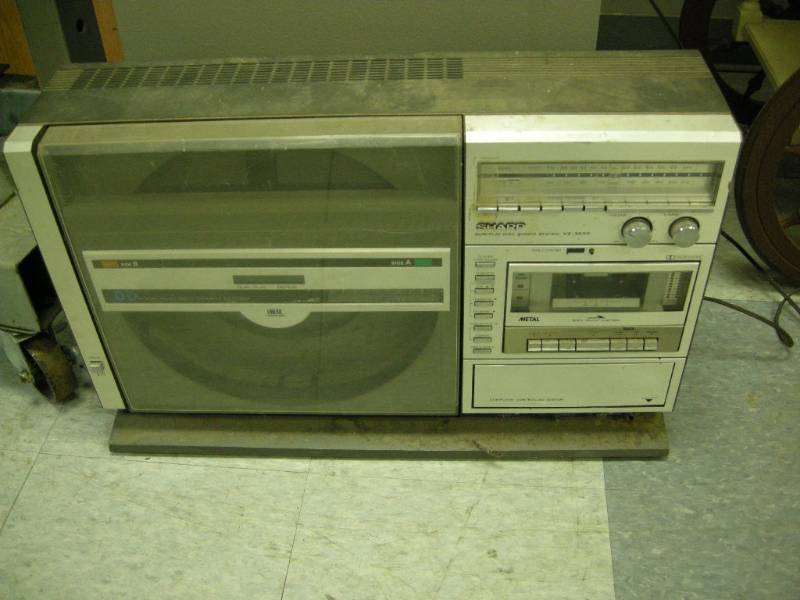 lot 255 image: Sharp VZ-3000 Vintage Radio