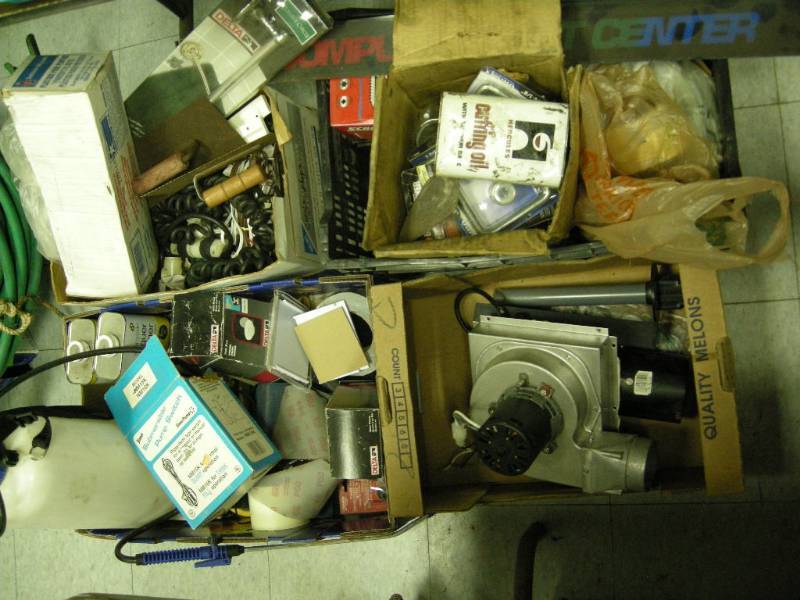 lot 252 image: Group Garage Items