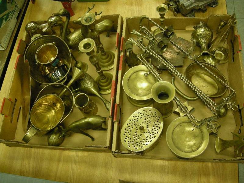 lot 259 image: Group Brass Items
