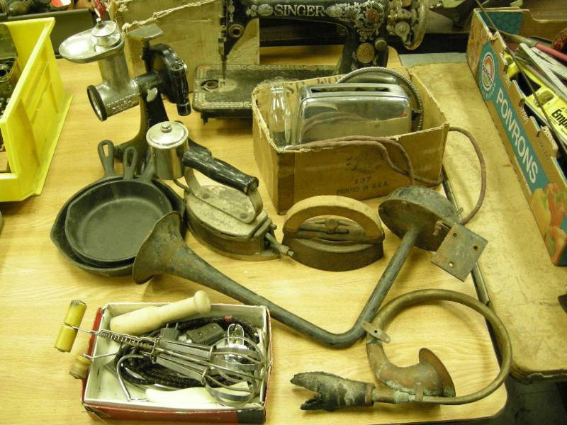 lot 265 image: Vintage Household Gadgets
