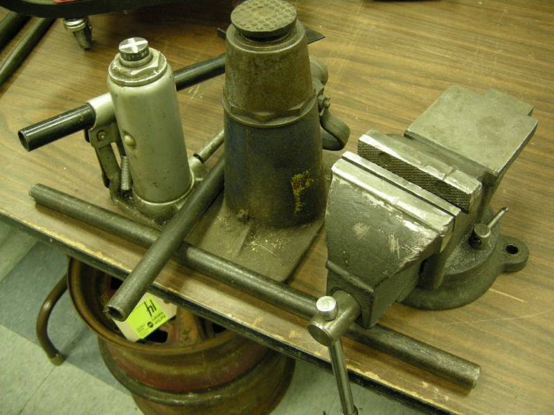 lot 277 image: Vise and Bottle Jacks
