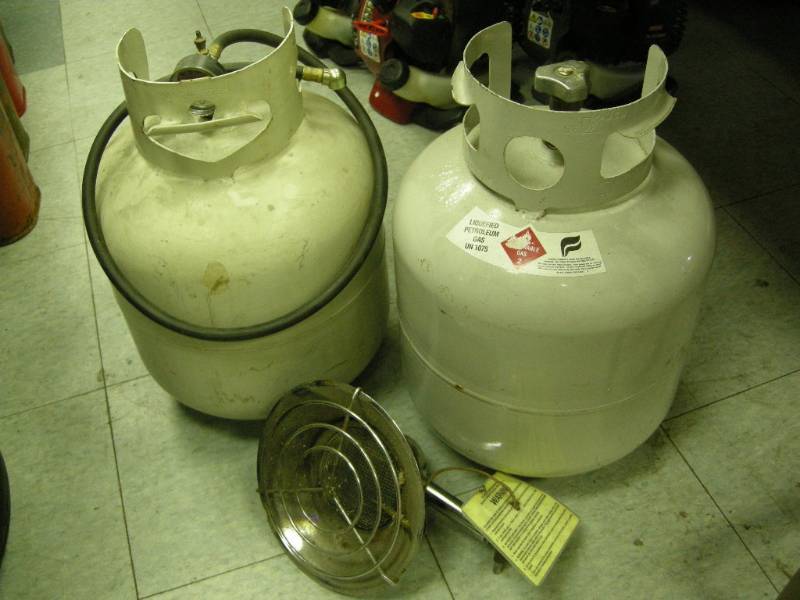 lot 285 image: 2 Propane Cylinders