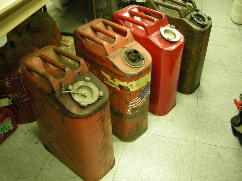 lot 304 image: Group Jerry Gas Cans