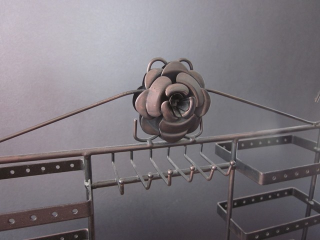 lot 67 image: Bronze Look 56 Pair Capacity Earing and Necklace Display  Stand