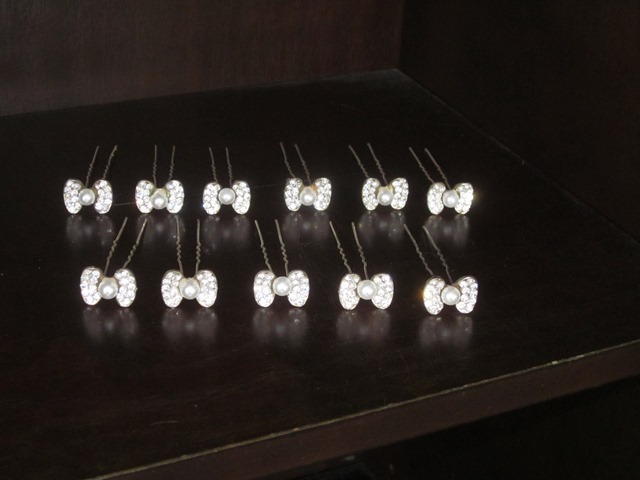 lot 68 image: Eleven Pearl and Diamond Look Bow Shaped Hair Pins