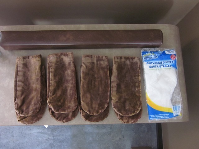lot 43 image: Four Pairs of Brown Wax Mitts and Disposable Gloves