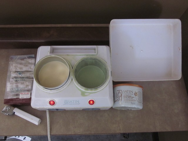 lot 45 image: Satin Smooth Dual Warmer and Related Items
