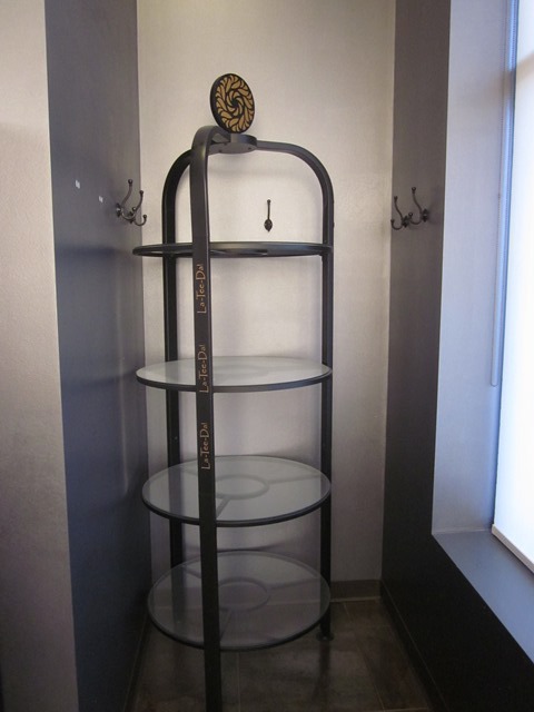 lot 54 image: Metal Display Unit with Four Glass Shelves