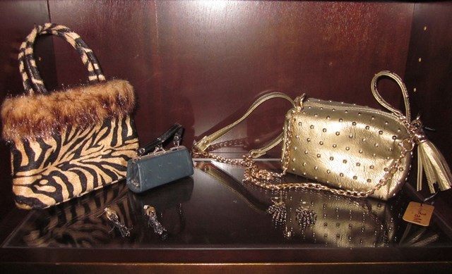 lot 58 image: Gold Clutch Purse with Chain Shoulder Strap, Purse, Earrings and Lipstick Holder