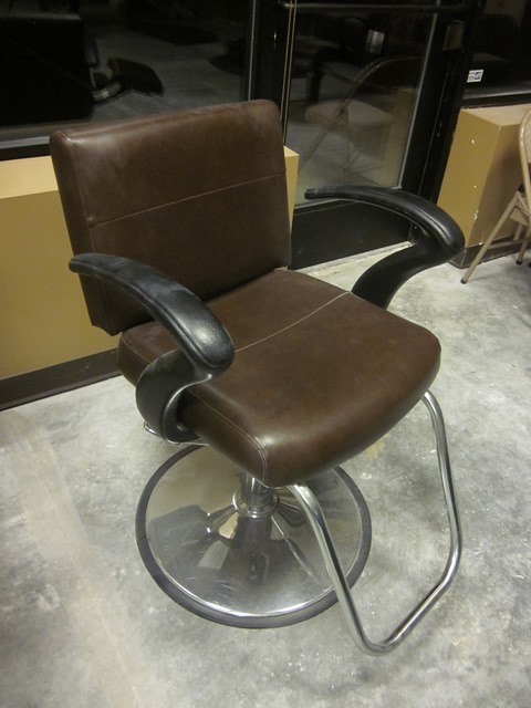 lot 126 image: Jeffco Eclipse Styling Chair (Different manufacturer than the other styling chairs in auction)