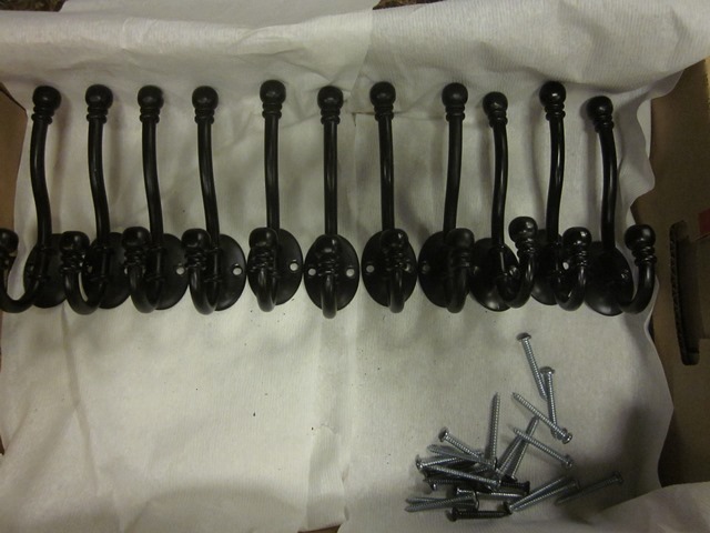 lot 127 image: Eleven Black 5 Metal Hooks
