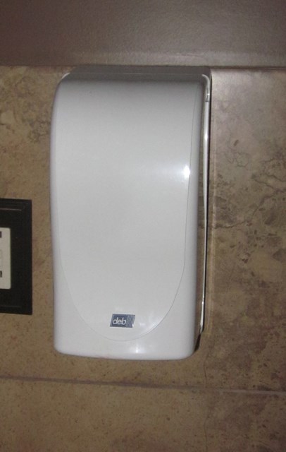lot 130 image: Deb Automatic Soap Dispenser - Feels Full