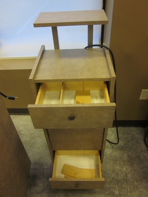 lot 215 image: Belvedere Electrified Workstation (Matching Lots are 5, 213 - 224  13 in Total  )