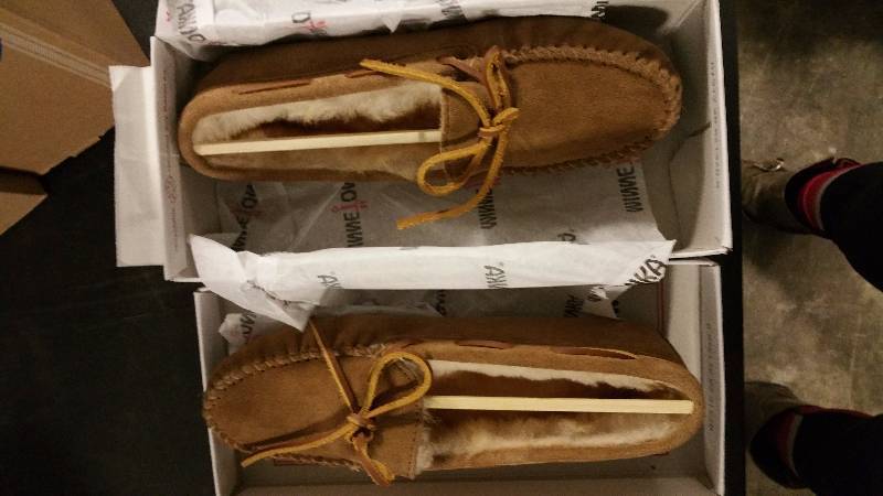 lot 2501 image: Minnetonka Womens Sheepskin Softsole Moc - Tan 9