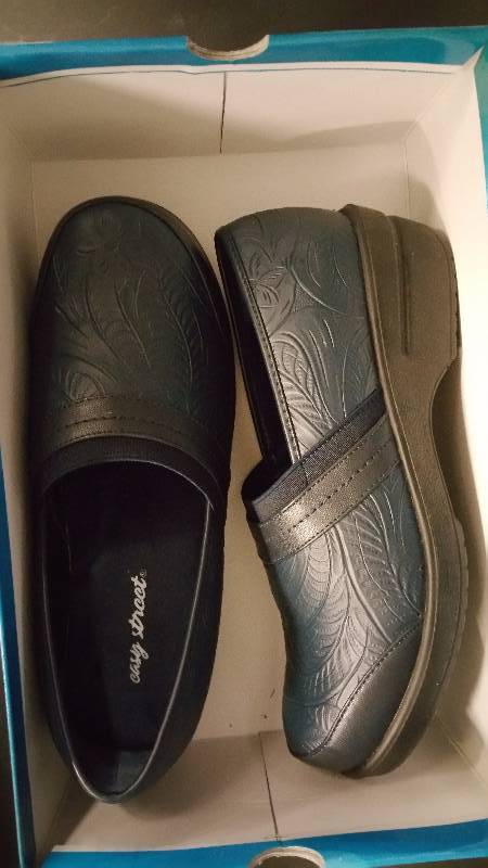 lot 2540 image: Easy Street Origin Comfort Clog - Navy 8