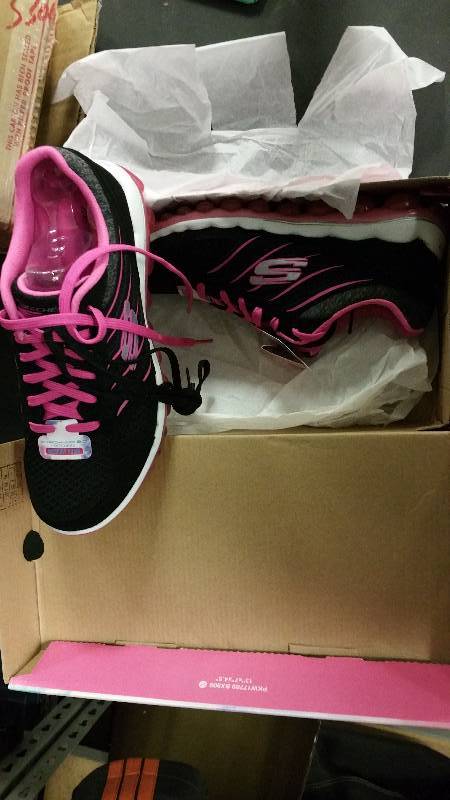 lot 2550 image: Skechers Womens Skech-Air 2.0 City Love Walking Shoe - Black-Pink 8