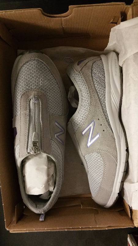 lot 2567 image: New Balance Womens 565 Everlight Walking Shoe - GrayLavendar 6 12