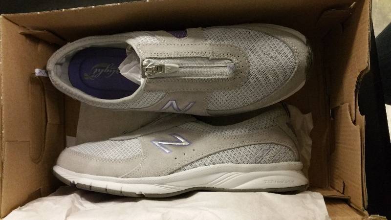 lot 2568 image: New Balance Womens 565 Everlight Walking Shoe - GrayLavendar 7 12