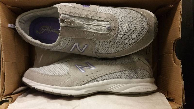 lot 2569 image: New Balance Womens 565 Everlight Walking Shoe - GrayLavendar 8 12