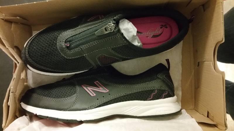 lot 2570 image: New Balance Womens 565 Everlight Walking Shoe - BlackPink 6 12