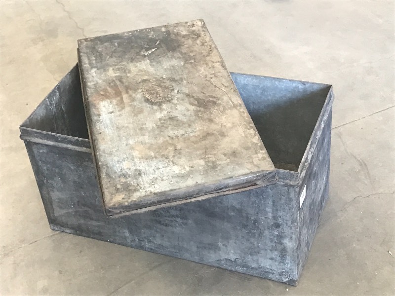 lot 14 image: Vintage Armour & Co. Tin Chest ...