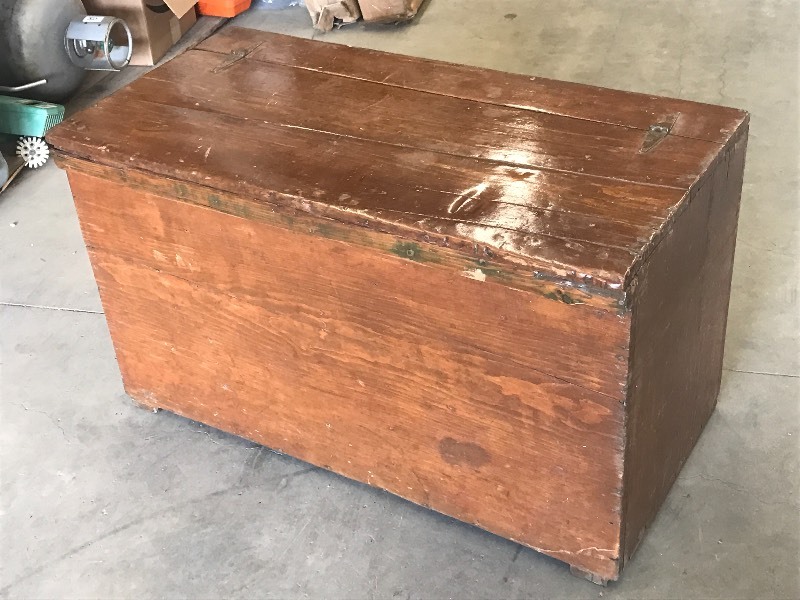 lot 35 image: Vintage 46 Metal-Lined Wooden Ches...