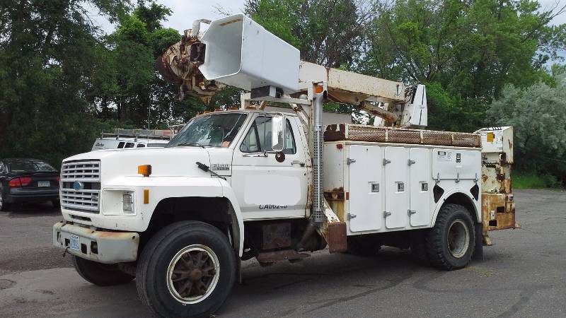 lot 1 image: 1992 Ford F800 Boom Truck