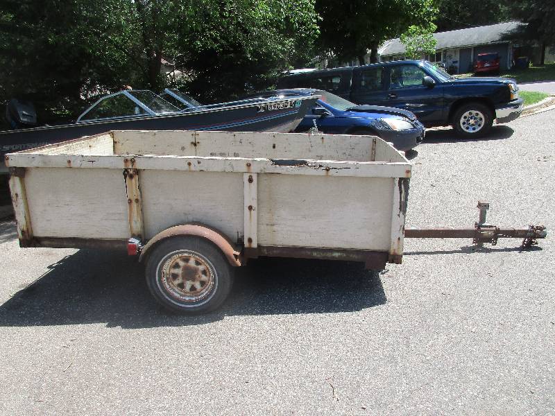 lot 1 image: Utility trailer 9 x 54