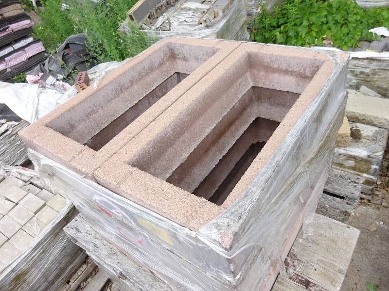 (2) Pallets Large Squares