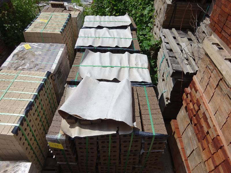 (4) Pallets BrownRed Fleck Bricks