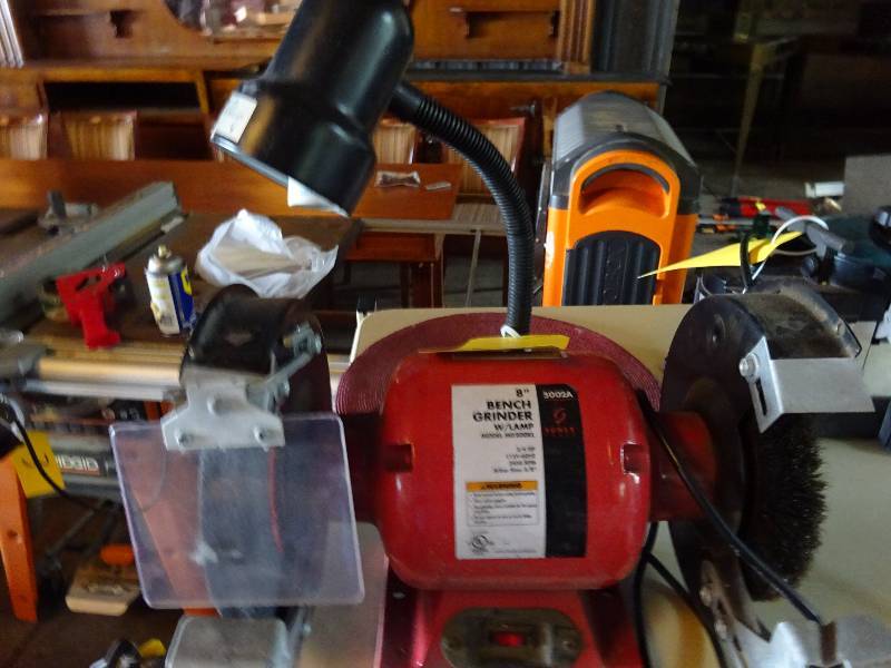 lot 15 image: Bench Grinder