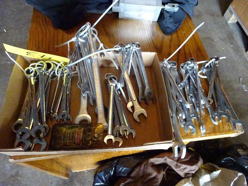 lot 43 image: Lot of New End Wrenches