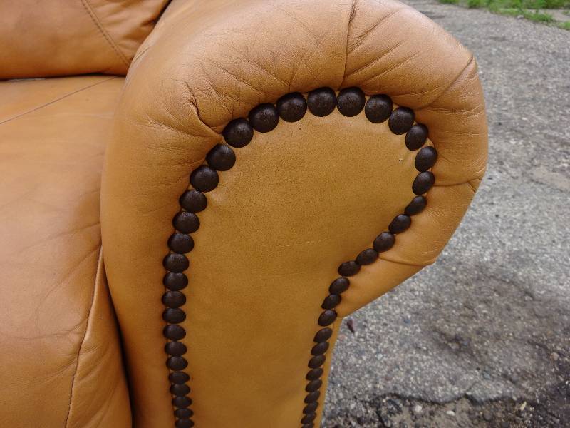 lot 479 image: Tan Leather Love Seat