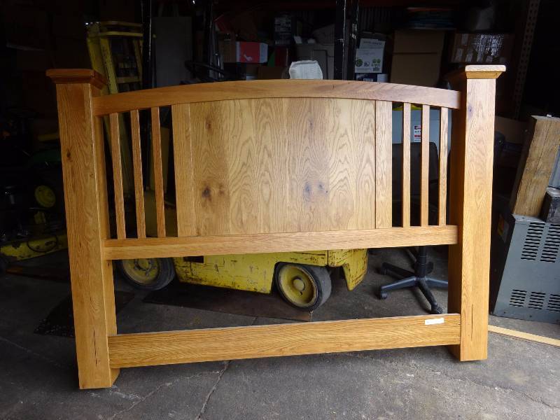 lot 486 image: Light King Bed